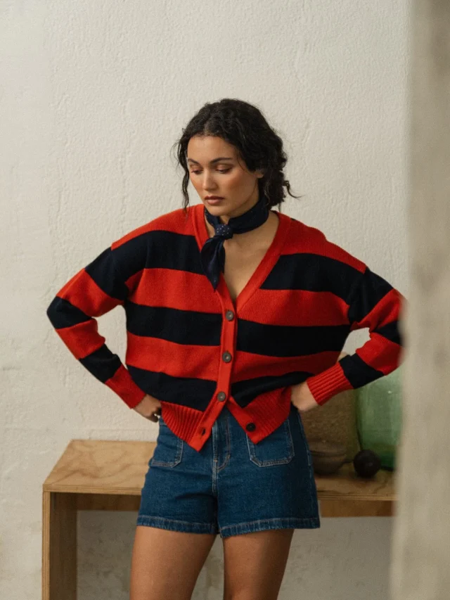 Un patrón que os gustó mucho hace dos otoños. Ahora en suave algodón egipcio y con rayas en dos texturas diferentes. Una chaqueta oversize con mucho movimiento 🥭