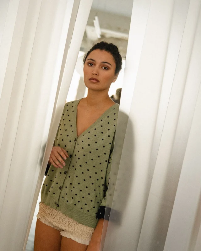 Ayer se agotó en color laurel y sé que muchas os habéis quedado sin ella. Si dejáis vuestro mail en la lista de espera del producto me ayudáis mucho para calcular mejor cómo organizar la reposición. Aunque el formulario no lo confirme (estamos en ello) al darle al botón de Enviar sí queda registrado vuestro mail. ¡Gracias!
En color negro quedan todavía algunas unidades 🖤🖤
👉🏻un look perfecto para todos los días